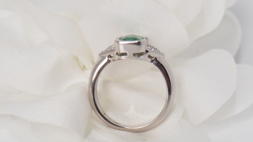 White Gold Ring Decorated With An Emerald And Diamonds