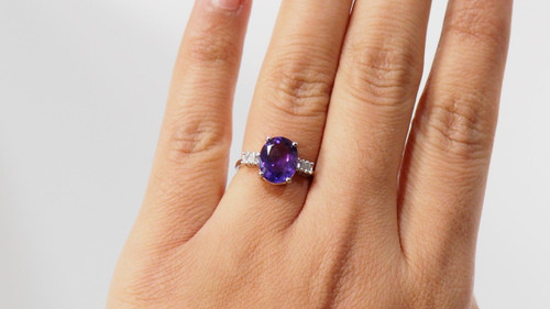 Ring aus Weißgold, Amethyst und Diamanten