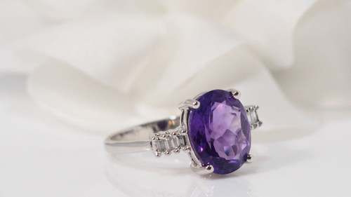 Ring aus Weißgold, Amethyst und Diamanten