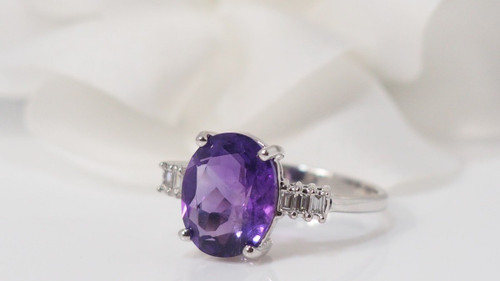 Ring aus Weißgold, Amethyst und Diamanten