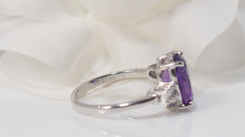 Ring aus Weißgold, Amethyst und Diamanten