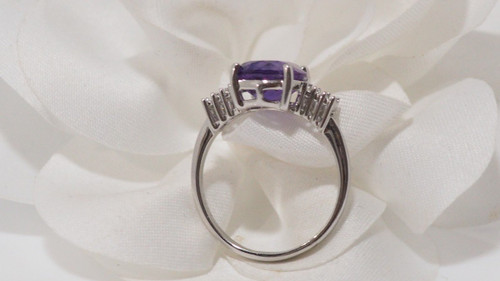 Ring aus Weißgold, Amethyst und Diamanten