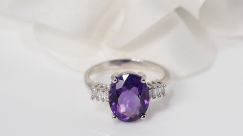 Ring aus Weißgold, Amethyst und Diamanten