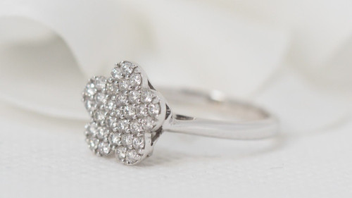 Bague Fleur En Or Blanc Et Diamants