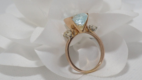 Ring aus Roségold, verziert mit einem ovalen Aquamarin und Diamanten