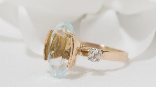 Ring aus Roségold, verziert mit einem ovalen Aquamarin und Diamanten