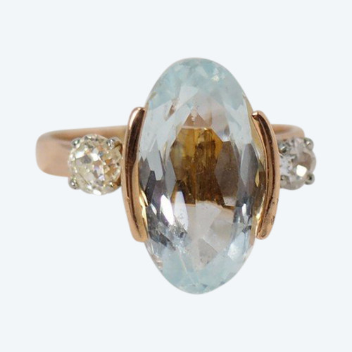 Ring aus Roségold, verziert mit einem ovalen Aquamarin und Diamanten