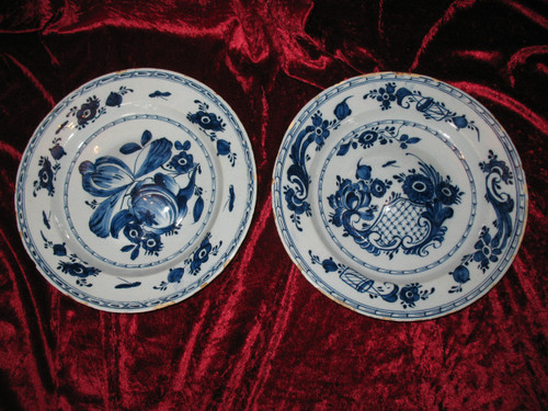 Pair of earthenware umbilical dishes from Delft, 18th century, floral decoration in blue