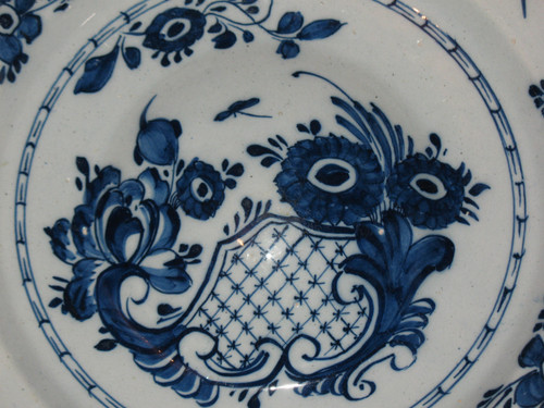 Pair of earthenware umbilical dishes from Delft, 18th century, floral decoration in blue