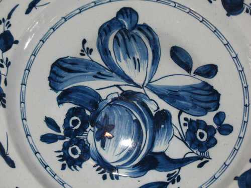 Pair of earthenware umbilical dishes from Delft, 18th century, floral decoration in blue