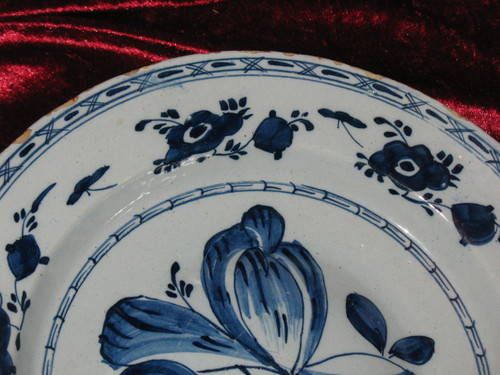 Pair of earthenware umbilical dishes from Delft, 18th century, floral decoration in blue