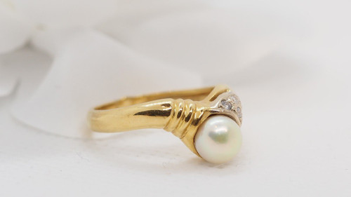 Ring aus Gelbgold, Zuchtperle und Diamanten