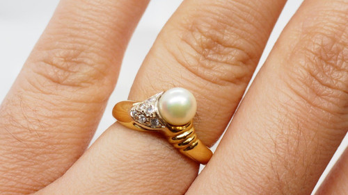 Ring aus Gelbgold, Zuchtperle und Diamanten