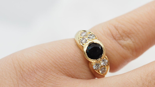 Ring aus Gelbgold, rundem Saphir und Diamanten