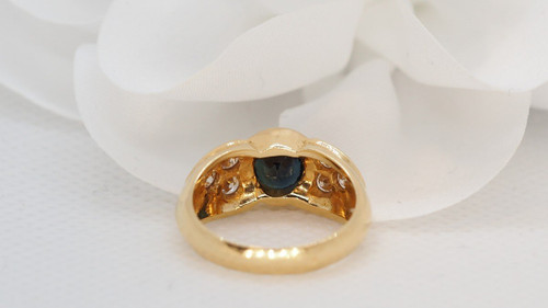 Ring aus Gelbgold, rundem Saphir und Diamanten