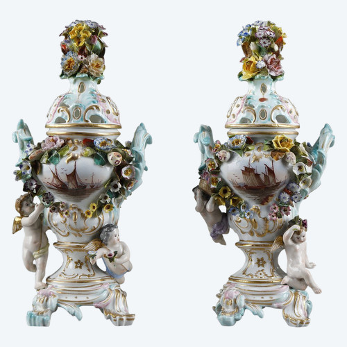 Paire de brûle parfums en porcelaine polychromes et dorées de la manufacture de Meissen