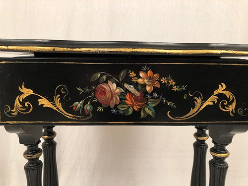 Travailleuse Napoléon III, bois laqué noir et décor peint de fleurs