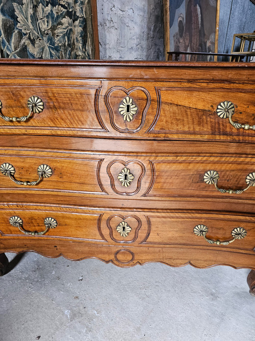 Louis XV chest of drawers in slightly curved blond walnut from the 18th century