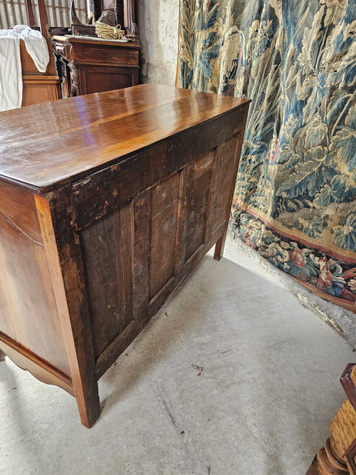 Louis XV chest of drawers in slightly curved blond walnut from the 18th century