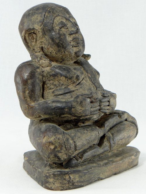 Cina Circa 1900 o prima, Putai o Buddha opulento in terracotta modellata.