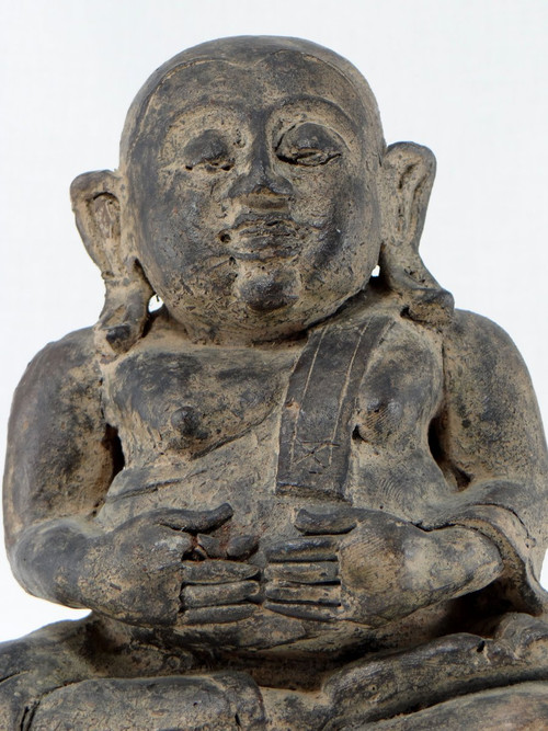 Cina Circa 1900 o prima, Putai o Buddha opulento in terracotta modellata.