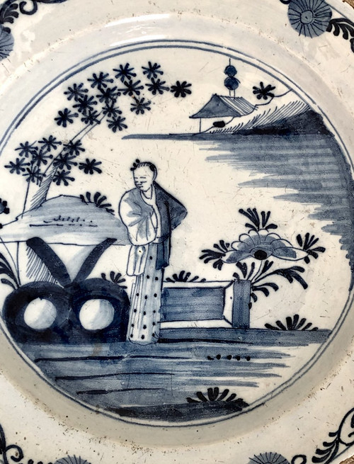 Delft, XVIIIème Siècle, Plat en Faïence Décor au Chinois en Camaïeu de Bleu.