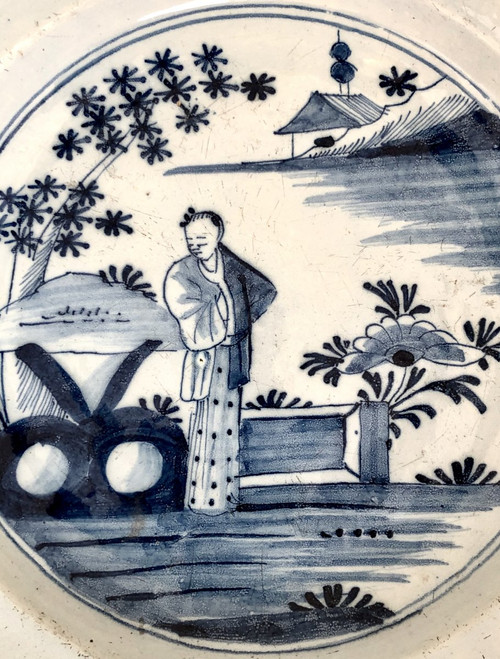 Delft, XVIIIème Siècle, Plat en Faïence Décor au Chinois en Camaïeu de Bleu.