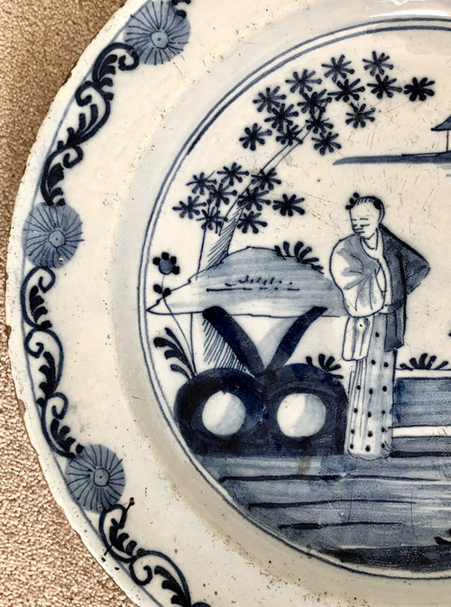 Delft, XVIIIème Siècle, Plat en Faïence Décor au Chinois en Camaïeu de Bleu.