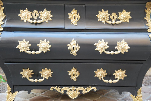 Commode Tombeau Black lacquer, Bronzes C Couronné Louis XV period