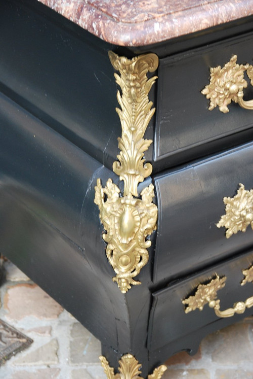 Commode Tombeau Black lacquer, Bronzes C Couronné Louis XV period