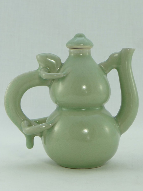 Chine, Milieu Du XXème Siècle, Théière En Porcelaine Céladon forme bilobée.