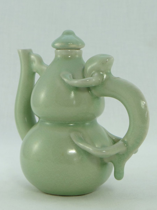 Chine, Milieu Du XXème Siècle, Théière En Porcelaine Céladon forme bilobée.