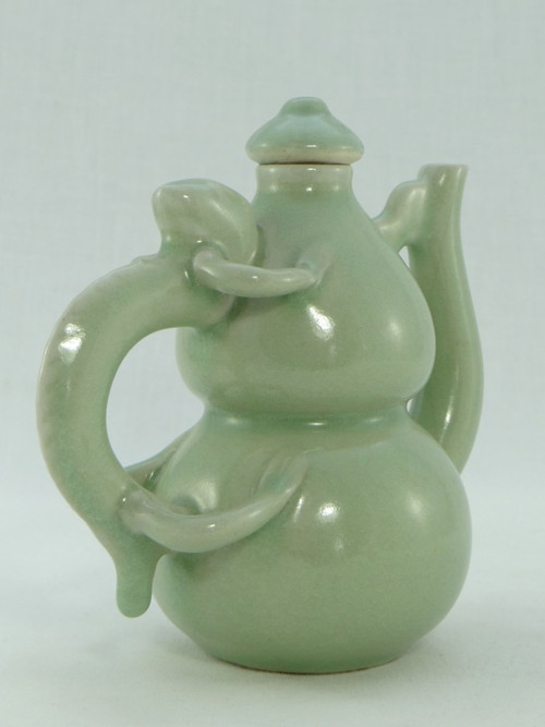 Chine, Milieu Du XXème Siècle, Théière En Porcelaine Céladon forme bilobée.