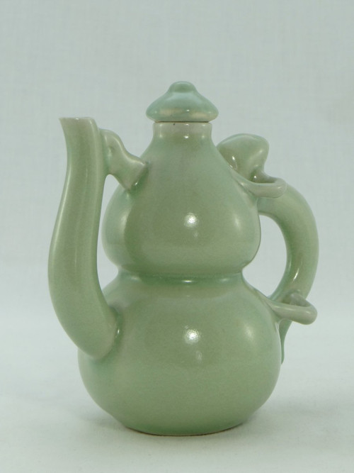 Chine, Milieu Du XXème Siècle, Théière En Porcelaine Céladon forme bilobée.