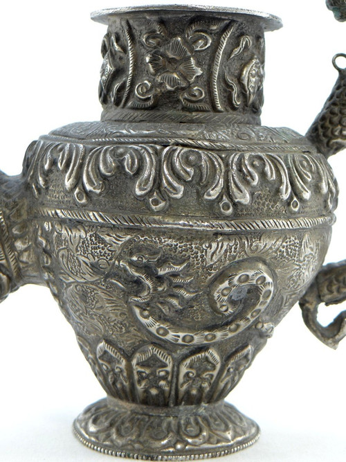 Tibet, Début Du XXème Siècle, Théière En Argent Repoussé.