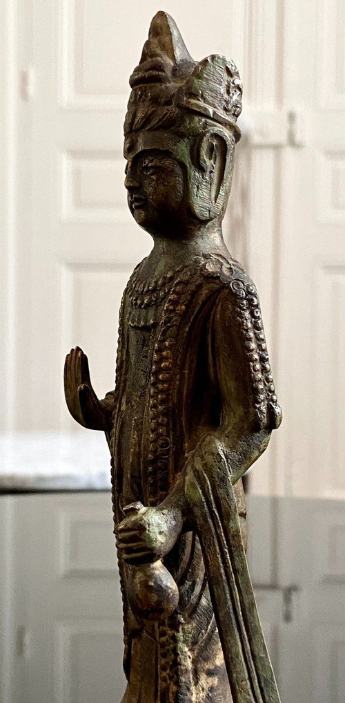 Giappone Circa 1900, epoca Meiji, Statua di Kannon in bronzo.