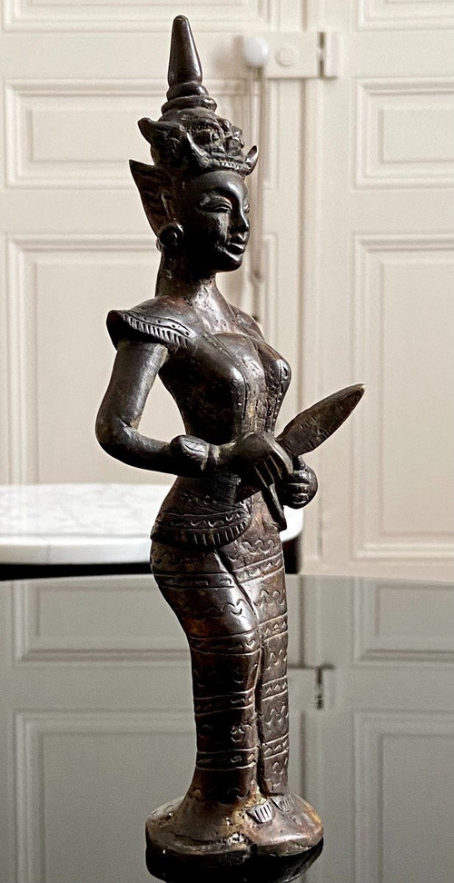 Birmanie, XIXème Siècle, Statuette En Bronze Personnage Féminin Au Poignard Cérémoniel.