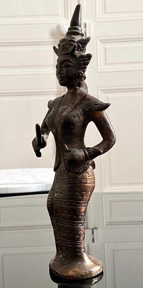 Birmanie, XIXème Siècle, Statuette En Bronze Personnage Féminin Au Poignard Cérémoniel.