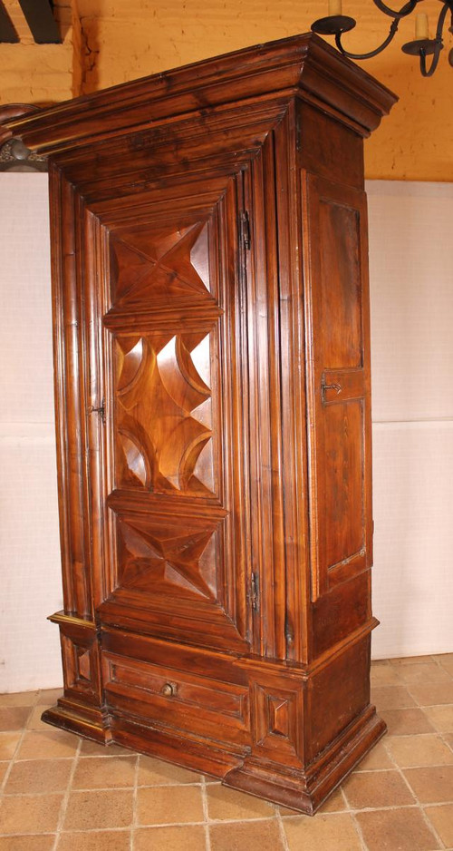 Bonnetière In Walnut With Gun Door On Its Side Louis XIII, Diamond Tips