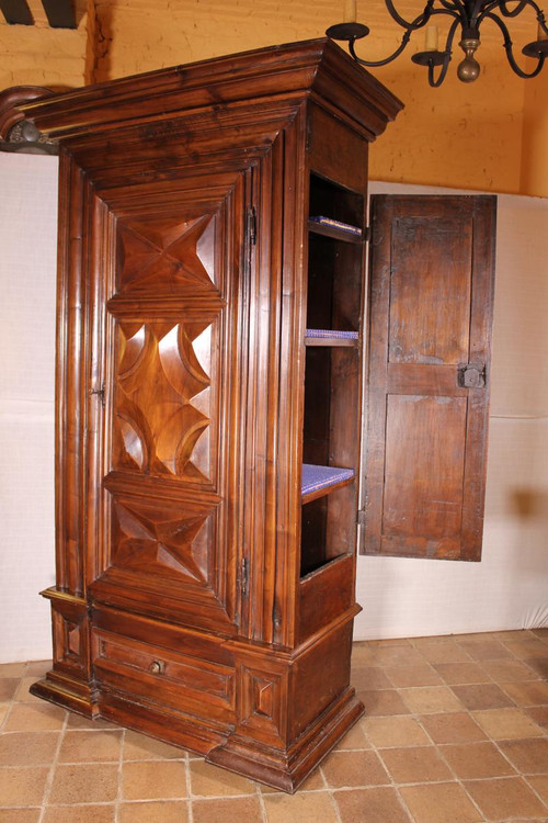 Bonnetière In Walnut With Gun Door On Its Side Louis XIII, Diamond Tips