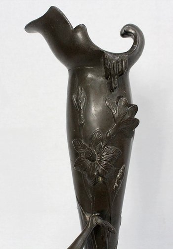  Haut Vase en Etain « Jeune femme cueillant un nénuphar » signé P. Jean, Art Nouveau – Début XXe 