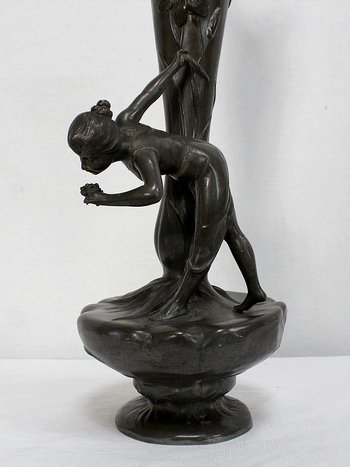  Haut Vase en Etain « Jeune femme cueillant un nénuphar » signé P. Jean, Art Nouveau – Début XXe 