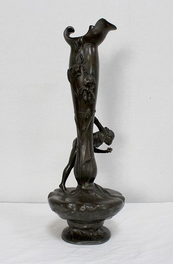  Haut Vase en Etain « Jeune femme cueillant un nénuphar » signé P. Jean, Art Nouveau – Début XXe 