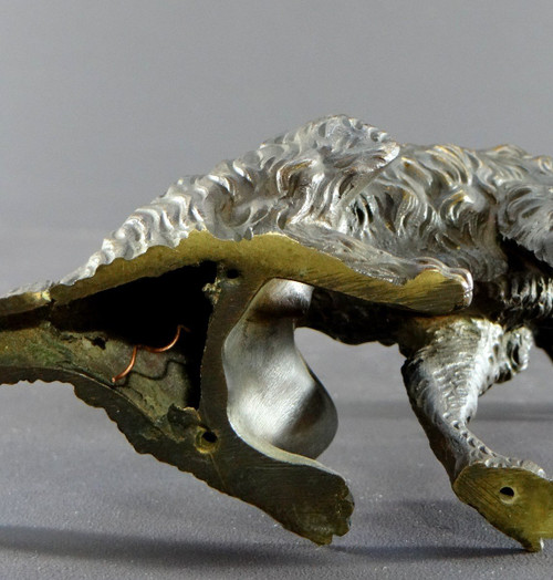 Frankreich, frühes 20. Jahrhundert, Hundestatuette aus Bronze mit beweglichem Kiefer.