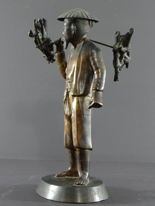 Vietnam, inizio XX secolo, Statuetta in bronzo Contadino che trasporta fascine.