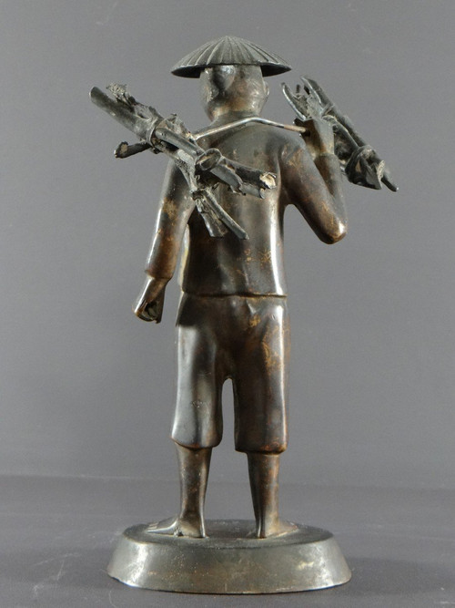 Vietnam, inizio XX secolo, Statuetta in bronzo Contadino che trasporta fascine.