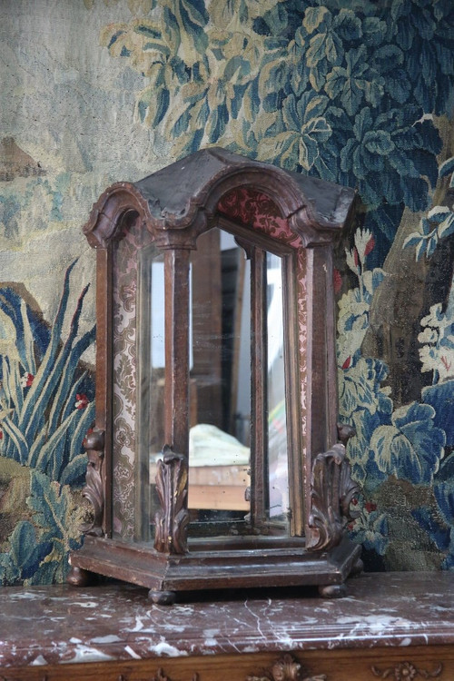 Lacquered wood display case, Italian work, 18th century.