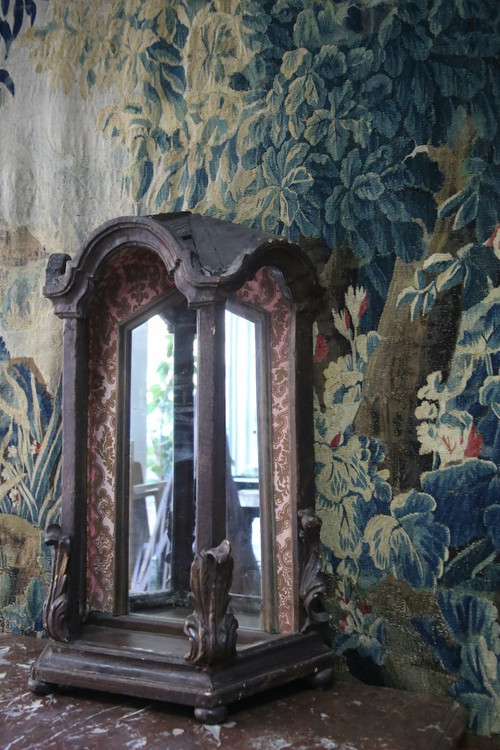 Lacquered wood display case, Italian work, 18th century.