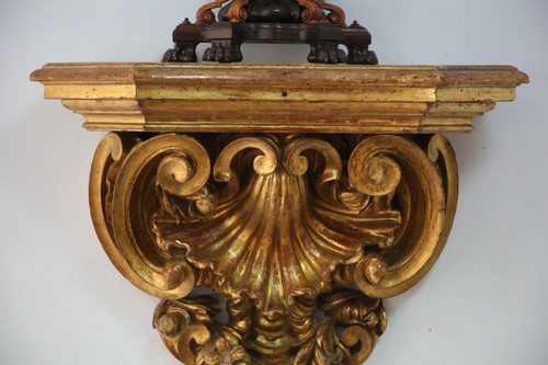 Large wall console in gilded wood, Italian work in the Baroque style.