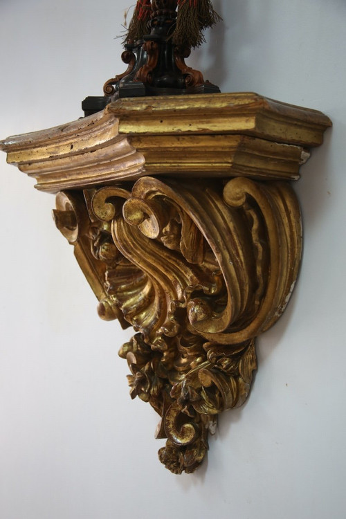 Large wall console in gilded wood, Italian work in the Baroque style.